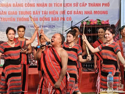 Bà con Pa Cô trình diễn những điệu múa truyền thống trong ngày hội nhà Moong được công nhận di tích