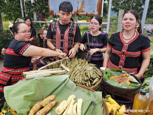 Những món ngon của người Pa Cô được bà con đem ra chiêu đãi du khách.