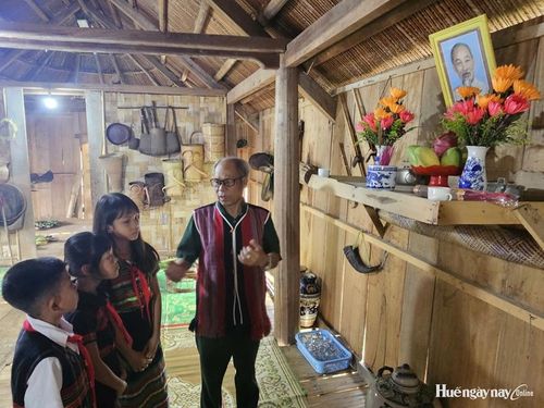 Bên trong ngôi nhà Moong, gian thờ Bác Hồ được đặt ngay chính giữa.