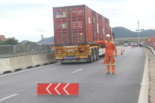 Lực lượng tuần đường dừng xe, thiết lập vùng cảnh báo để thu gom mảnh lốp xe container rơi trên cao tốc Vũng Áng - Bùng. Trên cao tốc, mỗi phút xử lý nhanh hơn đều góp phần giảm nguy cơ ùn tắc và tai nạn thứ cấp.