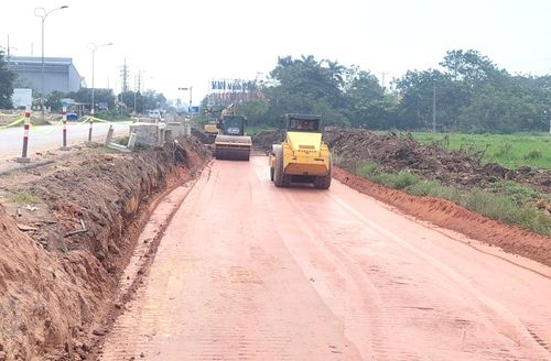 Chủ tịch UBND tỉnh Phú Thọ yêu cầu các xã, các đơn vị xây dựng kế hoạch chi tiết bảo vệ thi công, bảo đảm có mặt bằng đến đâu triển khai thi công ngay đến đó, phấn đấu hoàn thành dự án cải tạo, mở rộng quốc lộ 2 đoạn Vĩnh Yên - Việt Trì trước ngày 31/12/2026.