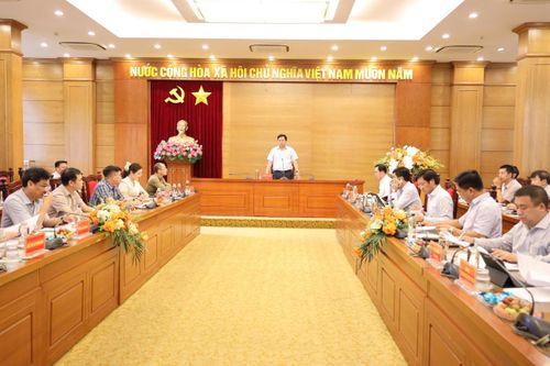 Chiều 5/8, Chủ tịch UBND tỉnh Phú Thọ Trần Duy Đông chủ trì hội nghị tháo gỡ điểm nghẽn trong quá trình triển khai dự án cải tạo, mở rộng quốc lộ 2 đoạn Vĩnh Yên - Việt Trì.