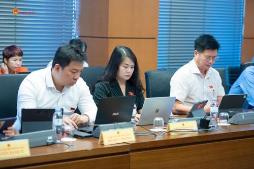 Các đại biểu ĐBQH tỉnh An Giang tham gia phiên thảo luận ở tổ sáng 5/8