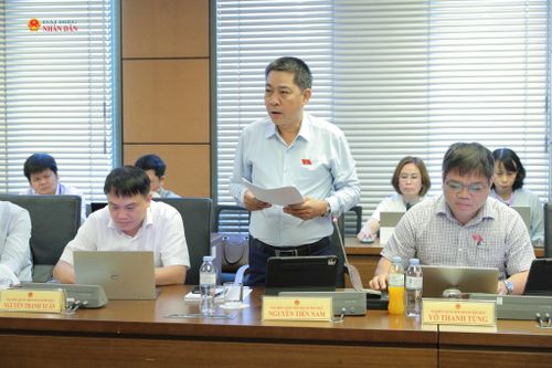 ĐBQH Nguyễn Tiến Nam (TP. Huế) phát biểu