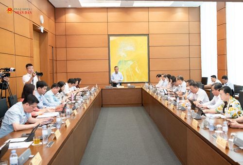 Quang cảnh thảo luận tại Tổ 3. Ảnh: Lâm Hiển