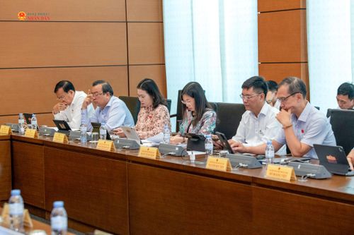 ĐBQH tỉnh Tây Ninh tham dự phiên thảo luận tổ. Ảnh: Lâm Hiển