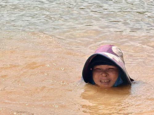 Ngâm mình giữa dòng Đakrông, người phụ nữ Pa Cô miệt mài tìm từng hạt vàng sa khoáng.