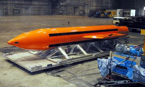 Vũ khí MOAB (Massive Ordinance Air Blast), ngày 11/3/2003 tại Căn cứ Không quân Eglin, Florida. Ảnh: Getty Images.