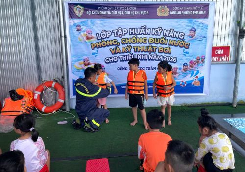 Hướng dẫn kỹ năng phòng, chống đuối nước cho các em học sinh.