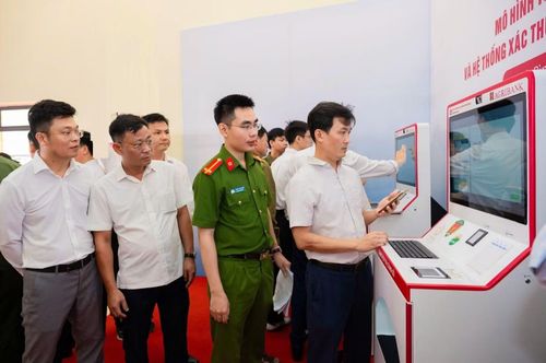 Hệ thống Kiosk thông minh mang lại nhiều tiện ích cho người dân.