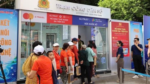 Người dân trải nghiệm trạm công dân số tại TP Hồ Chí Minh.