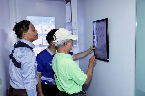 Người dân làm thủ tục đăng ký kiểm tra sức khỏe tại Trạm công dân số.