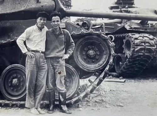Đồng chí Phan Văn Lai (bên trái) và đồng đội tại Quảng Trị, năm 1972. Ảnh: NVCC