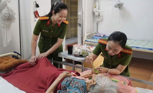 CBCS ân cần thăm hỏi, động viên và trao tận tay những suất ăn miễn phí cho các bệnh nhân, người nhà bệnh nhân và người già neo đơn.