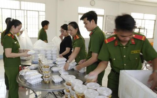 Nguyên liệu chế biến có nguồn gốc rõ ràng, quá trình chế biến sạch sẽ, đảm bảo dinh dưỡng và lưu mẫu thức ăn đúng quy định.