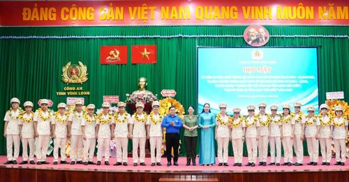 Đại tá Nguyễn Thị Hải Yến, Phó Giám đốc Công an tỉnh Vĩnh Long trao khen, tuyên dương gương mặt tuổi trẻ tiêu biểu.