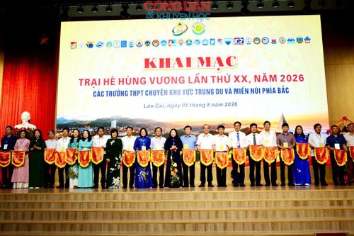 Lãnh đạo UBND tỉnh Lào Cai trao cờ lưu niệm cho đại diện các Trường Chuyên tham dự Trại hè Hùng Vương được tổ chức tại Lào Cai. Ảnh: Quốc Hồng