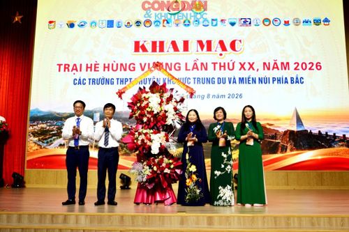 Lãnh đạo tỉnh Lào Cai trao tặng lẵng hoa và chúc mừng Trại hè thành công tốt đẹp. Ảnh: Quốc Hồng