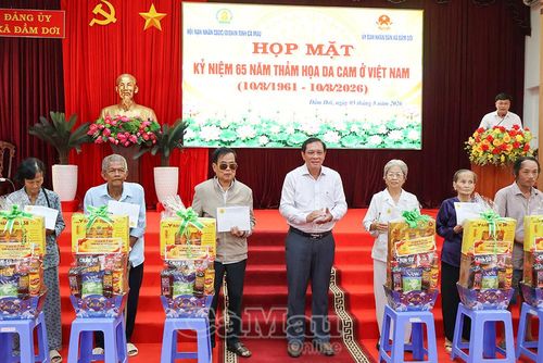 Phó Chủ tịch Hội Nạn nhân chất độc da cam/dioxin tỉnh Cà Mau Nguyễn Xuân Tình trao phần quà đến 50 nạn nhân da cam tại xã Đầm Dơi.