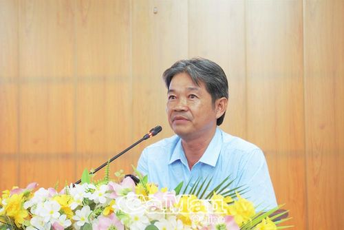  Ông Nguyễn Nghi Lễ, Trung tâm Khuyến nông tỉnh Cà Mau, báo cáo kết quả triển khai mô hình nuôi thủy sản thân thiện với khí hậu.
