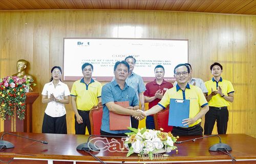 Dịp này, UBND Xã Phan Ngọc Hiển và Công ty TNHH Xã hội Tôm chứng nhận Minh Phú ký kết thỏa thuận liên kết xây dựng vùng nuôi tôm sú đạt chứng nhận quốc tế, hướng tới hình thành vùng nguyên liệu tôm sinh thái tập trung, ổn định và bền vững trên địa bàn xã.