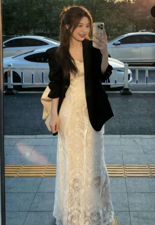 Váy chất liệu cao cấp phù hợp với phong cách công sở hiện đại. (Ảnh: Pinterest)