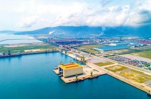 Theo quyết định được phê duyệt, Khu kinh tế Vũng Áng sẽ phát triển theo mô hình khu kinh tế ven biển tổng hợp, đa ngành, đa chức năng, lấy công nghiệp, cảng biển và dịch vụ logistics làm động lực tăng trưởng.