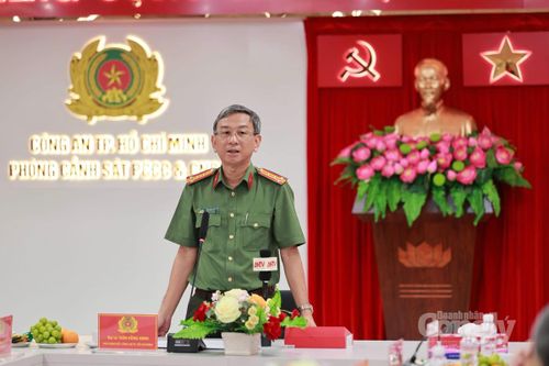 Đại tá Trần Hồng Minh, Phó Giám đốc Công an TP.HCM phát biểu tại buổi lễ.
