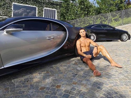 Cristiano Ronaldo bên cạnh chiếc Bugatti Centodieci trị giá 10 triệu USD.