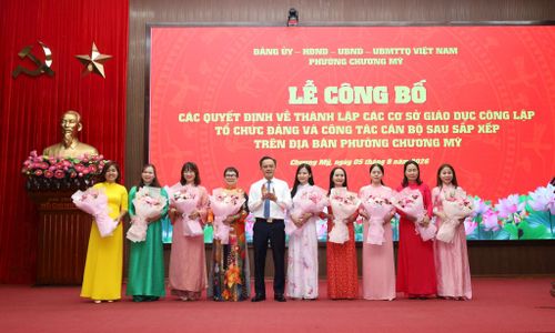 Bí thư Đảng ủy, Chủ tịch HĐND phường Chương Mỹ Phí Minh Hải tặng hoa các đồng chí thôi tham gia chức vụ lãnh đạo, quản lý. Ảnh: Kim Nhuệ