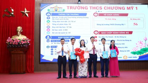 Chủ tịch UBND phường Chương Mỹ Trịnh Duy Oai và lãnh đạo địa phương trao các quyết định về thành lập cơ sở giáo dục công lập, tổ chức cơ sở Đảng và công tác cán bộ cấp học trung học cơ sở. Ảnh: Kim Nhuệ
