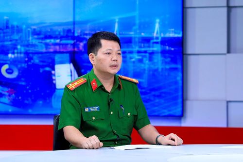 Thượng tá Đoàn Văn Giáp trao đổi tại Chương trình. Ảnh: Quang Thái