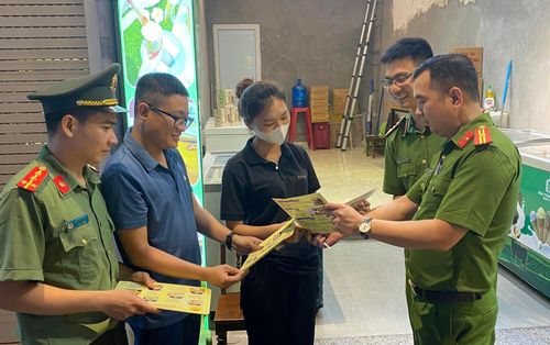 Công an thành phố Hà Nội phát tờ rơi tuyên truyền PCCC. Ảnh: Chu Dũng