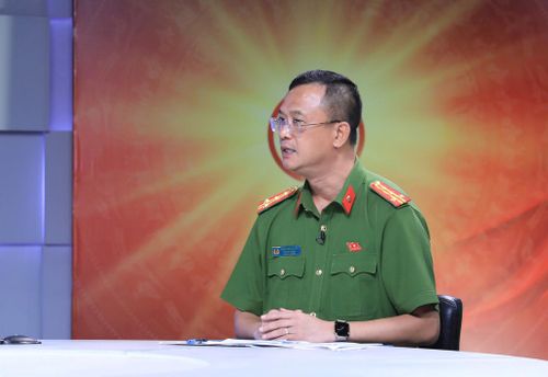 Đại tá Phạm Trung Hiếu trao đổi tại Chương trình. Ảnh: Quang Thái