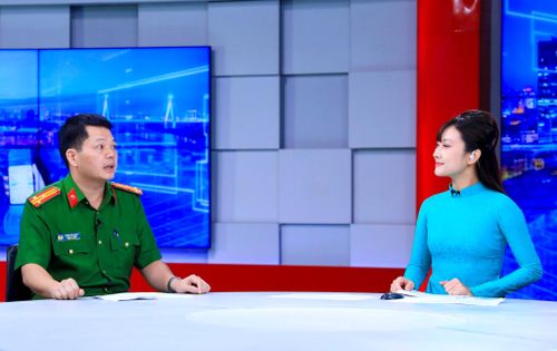 Thượng tá Đoàn Văn Giáp trao đổi tại Chương trình. Ảnh: Quang Thái