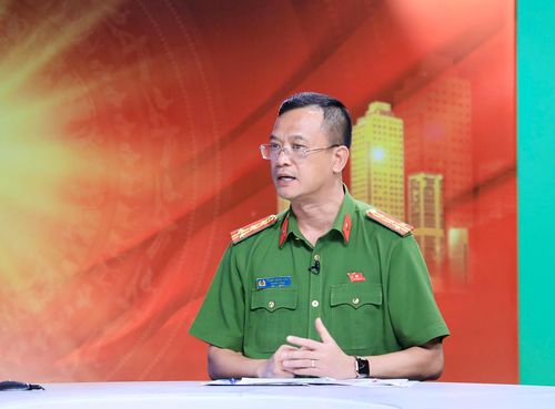 Đại tá Phạm Trung Hiếu trao đổi tại Chương trình. Ảnh: Quang Thái