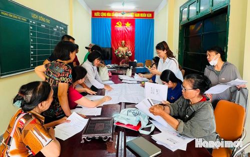 Người dân tổ dân phố Nhật Tảo 1 được tổ công tác hỗ trợ nhập dữ liệu lên hệ thống. Ảnh: Tuệ Lâm