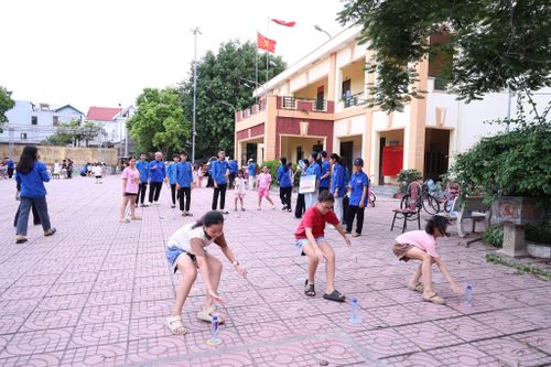 Thiếu nhi thôn Nhuế sinh hoạt hè tại Nhà văn hóa thôn. Ảnh: PV