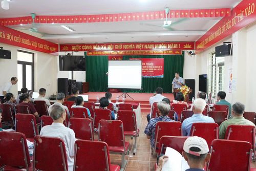 Một hội nghị lấy ý kiến cộng đồng cư dân được tổ chức tại Nhà văn hóa thôn Nhuế. Ảnh: PV