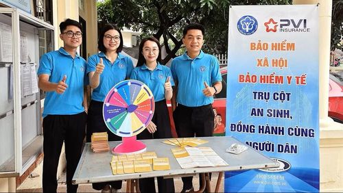 Cán bộ Bảo hiểm xã hội Hà Nội tuyên truyền, vận động người dân tham gia bảo hiểm xã hội tự nguyện, bảo hiểm y tế hộ gia đình năm 2026. Ảnh: Bảo hiểm xã hội thành phố Hà Nội