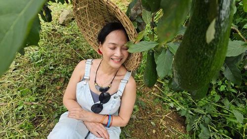 Trên trang cá nhân, NSND Lê Khanh không ngại khoe mặt mộc. Theo thời gian, làn da của chị cũng lão hóa nhưng với NSND Lê Khanh, chị thích cho da thở để khỏe mạnh từ sâu bên trong.