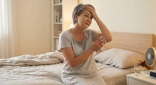 Cơn bốc hỏa và đổ mồ hôi ban đêm có thể xảy ra trước và trong thời kỳ mãn kinh. Ảnh minh họa AI