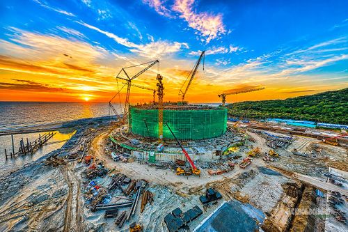 Nhà hát APEC hình tròn nằm cạnh Trung tâm Hội nghị. Ảnh: N. Hà