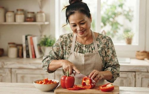 Nên bổ sung các loại rau củ và trái cây màu đỏ vào thực đơn ăn uống hàng ngày để bảo vệ tim mạch. Ảnh minh họa AI