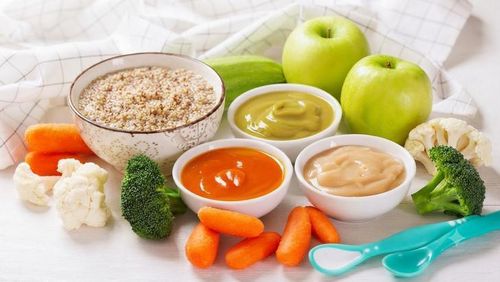 Việc kết hợp cân đối các nhóm chất bột đường, chất đạm, chất béo, vitamin và khoáng chất trong thực đơn ăn dặm giúp trẻ phát triển khỏe mạnh.