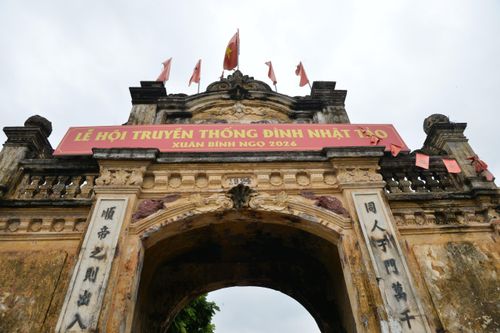 Cổng làng hơn 100 năm tuổi chờ hoàn thiện trùng tu. Ảnh: T.Anh