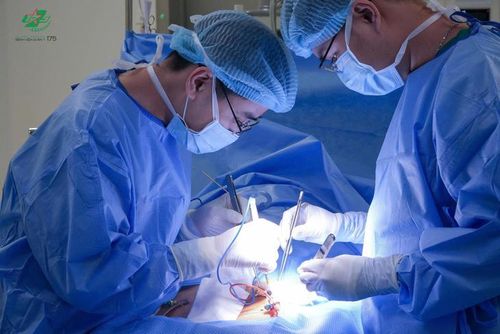 Ê-kíp Khoa Phẫu thuật và Tạo hình Hàm mặt, Bệnh viện Quân y 175 thực hiện kỹ thuật tái tạo lưỡi bằng vạt da cơ dưới móng. Ảnh: BVCC.