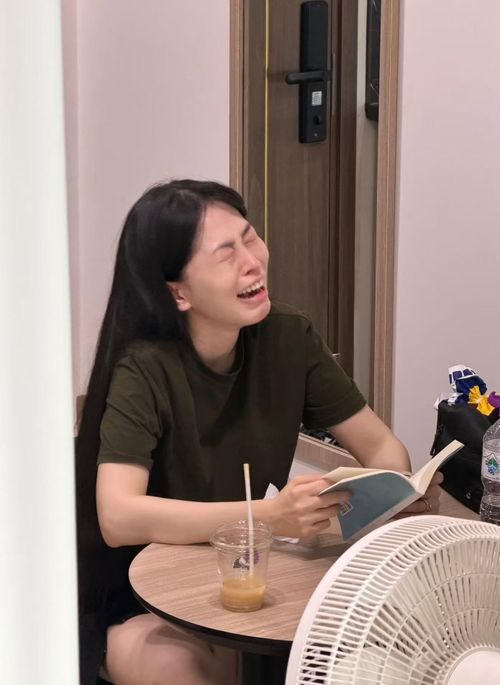 Phương Nga khóc nức nở khi đọc sách.