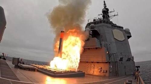 Tên lửa hành trình Tomahawk là vũ khí tấn công tầm xa do Mỹ phát triển, có tầm bắn hơn 1.600 km, bay bám địa hình ở độ cao thấp và có khả năng tấn công chính xác các mục tiêu trên bộ hoặc trên biển.