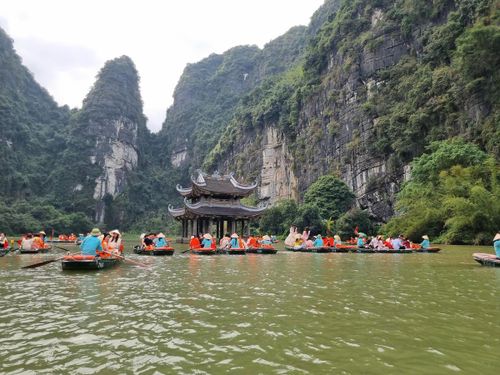 Khách du lịch tham quan Tràng An - Ninh Bình. Ảnh: Dung Hòa